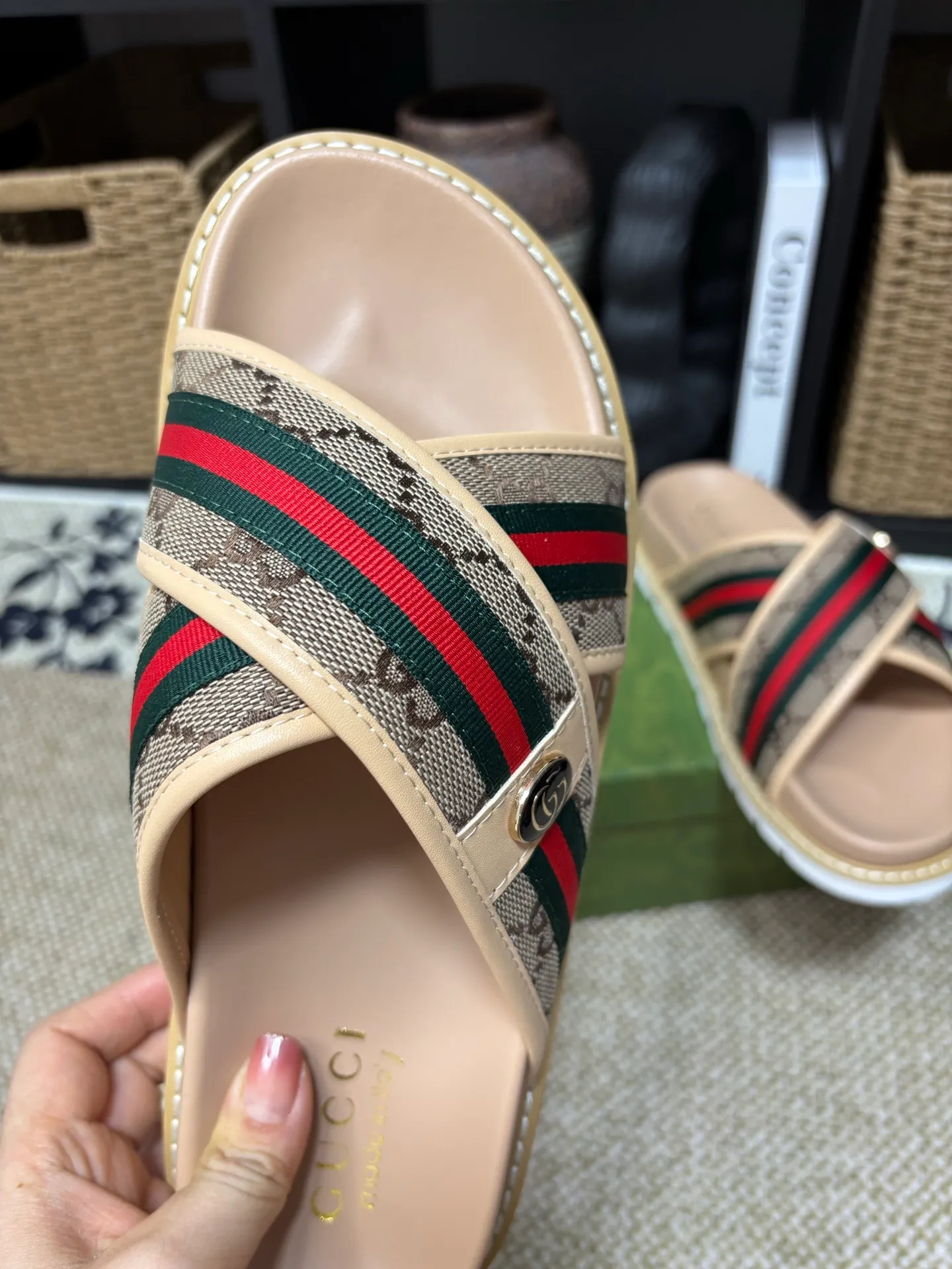 Factory 💰 300 yuan Gucci slippers] high-end men's shoes brand official website 1:1 latest masterpiece: original mold customization, the fabric is made of imported original materials, upgraded outsole, lighter and non-slip. The market's top quality, simple yet tasteful, a must-have for fashionistas, fashionable at your feet, full of confidence, the same style at the counter 👍The season of summer slippers is here. Code: 38-45 (45 customized)